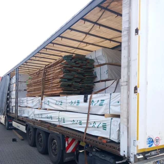 Nezastavujeme, další 2 kamiony KVH hranolů naskladněny😉💪🤙👌

Zakoupit si vše můžete osobně v našem skladu, ale i na našem e-shopu www.wood-shop.cz 💪👌😉

🛒 www.wood-shop.cz

🔗 www.kvh-hranoly.cz

📞 731 02 59 02

📧 info@wood-store.cz

#kvh #kvhhranoly #kvhholz #kvhprisms #konstruktionsvollholz #hoblovanehranoly #woodshop #woodshopcz #woodstore #woodstorecz