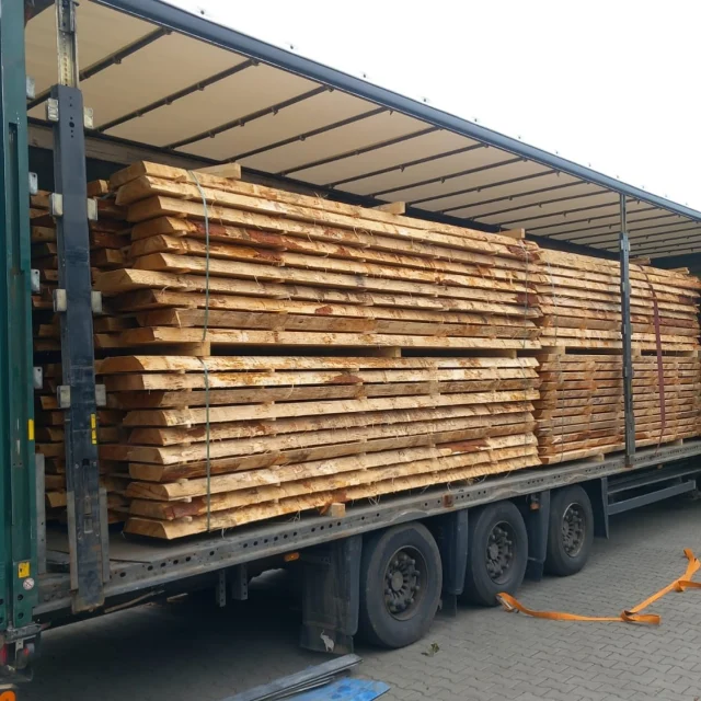 Další kamion evropského modřínu pro našeho zahraničního zákazníka nařezán na míru a připraven k odvozu 🤩😍💪👌

Tloušťky 68 mm a 82 mm, kvalita 0/I., délka 4 m 😊

Materiál si můžete zakoupit buď osobně v našem prodejním skladu v Bořanovicích, nebo na našem e-shopu www.wood-shop.cz 😊

🔗 www.palubky-rezivo.eu

🛒 www.wood-shop.cz

📞 731 02 59 02

📧 info@wood-store.cz

#truhlarskerezivo #evropskymodrin #modrin #laerche #laercheeuropaeisch #tischlerschnittholz #joinerytimber #larch #europeanlarch #woodshop #woodshopcz #woodstore #woodstorecz
